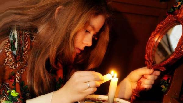 девушка гадает со свечой и зеркалом