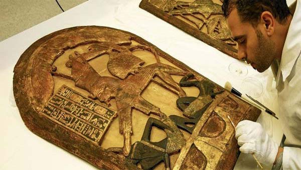 археолог и каменная табличка