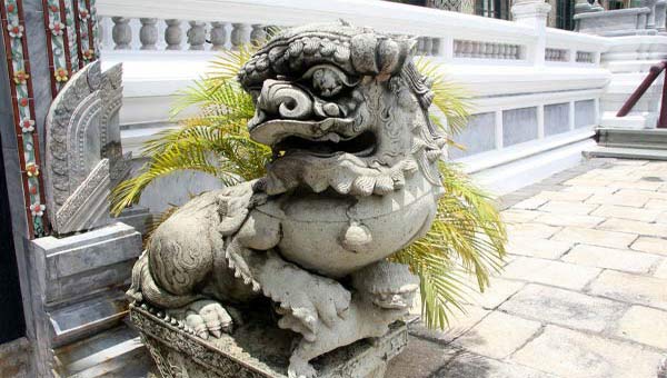 каменная статуэтка духа