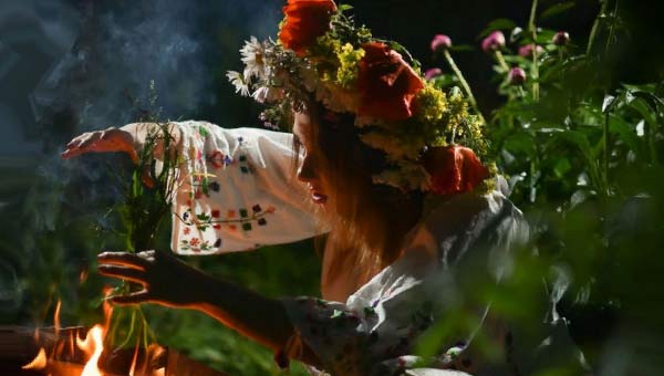 девушка в национальном костюме и в венком в волосах