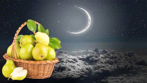 корзина с грушами на фоне молодой Луны