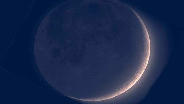 молодая луна в небе