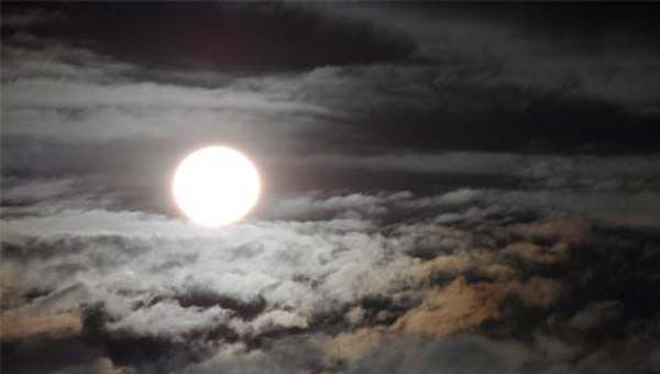 Луна в облаках