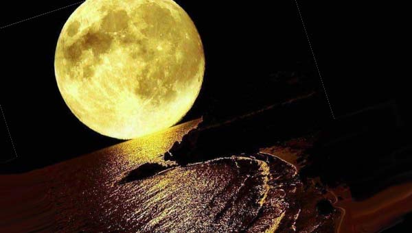 желтая полная Луна