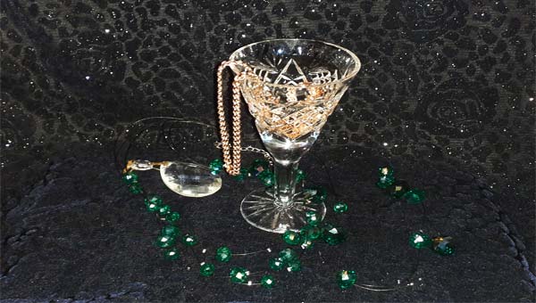 вода в хрустальном бокале, золотая цепочка, черный бархат