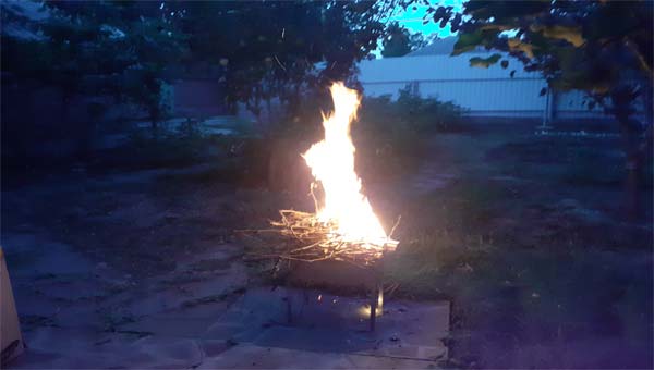 костер, мангал во дворе частного дома