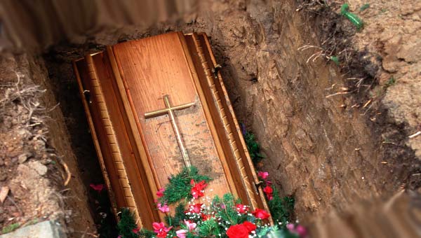 гроб в могиле