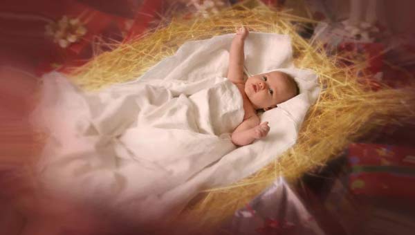 младенец на пеленке в стогу