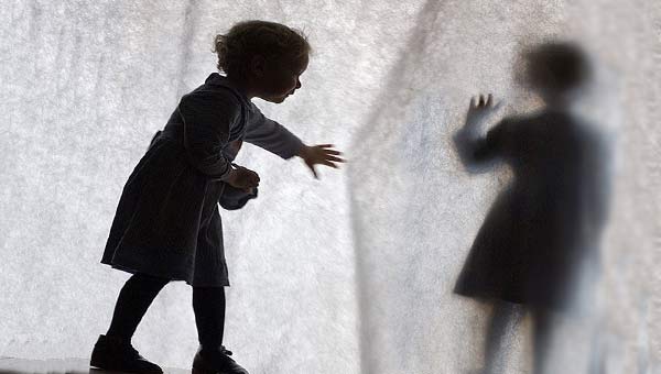 тень ребенка за шторой