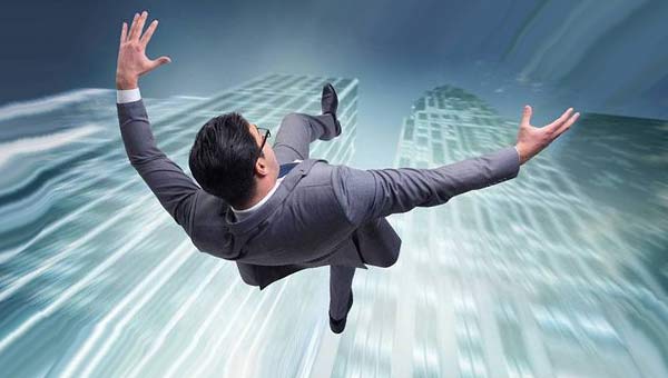 человек падает с небоскреба