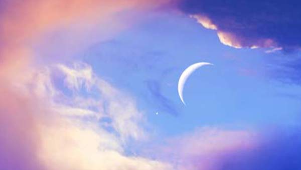 розовое небо и молодой месяц