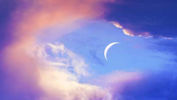месяц в розовых облаках