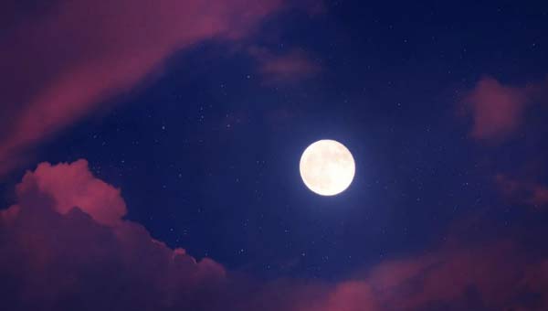 фиолетовые облака в ночном небе