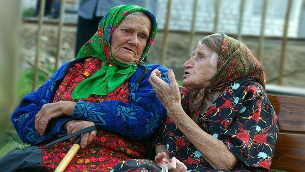 старые женщины на скамейке