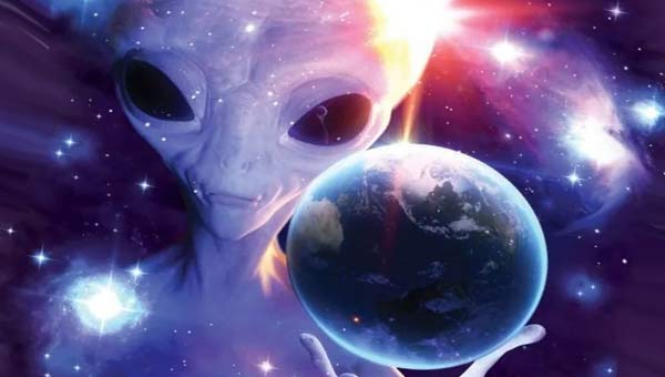инопланетянин держит Землю на ладони