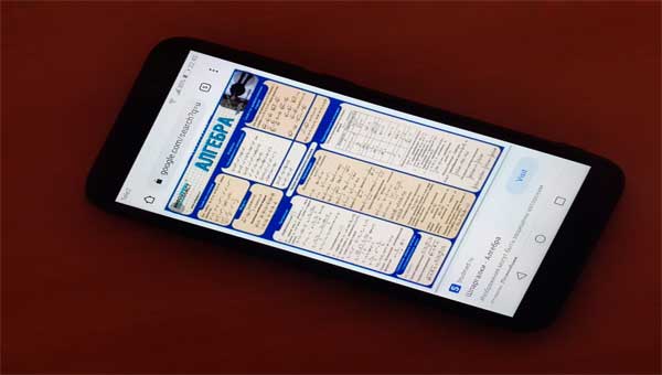 мобильный телефон со шпаргалками по алгебре