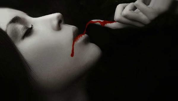 девушка и палец в крови