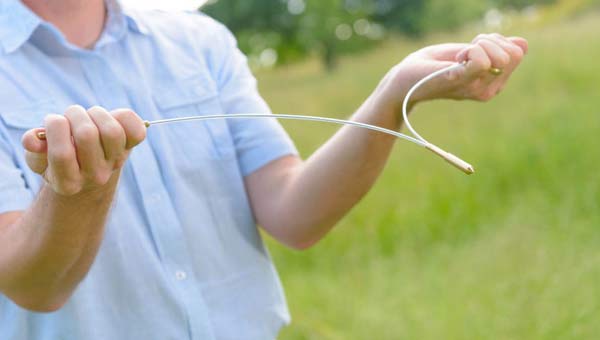 женщина занимается биолокацией