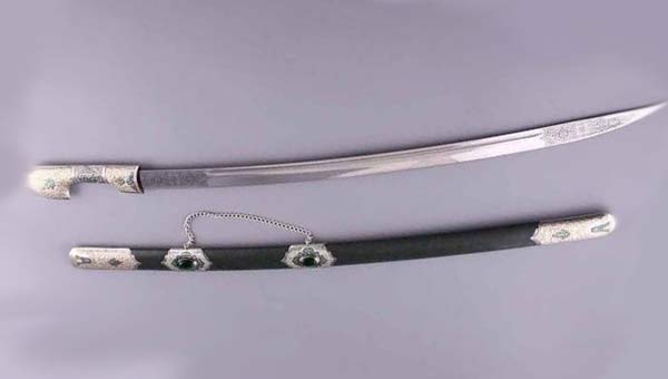 подарочная сабля на стене