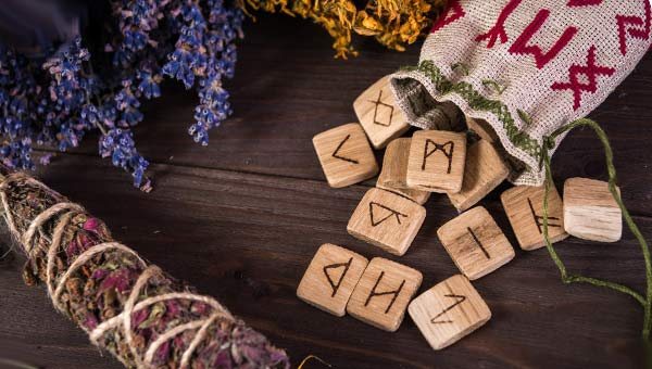 мешочек с рунами и травы