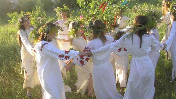 девушки с венками, хоровод