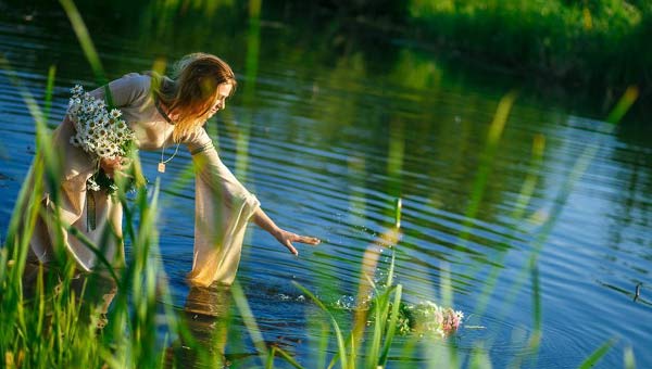 девушка гадает на венке и воде