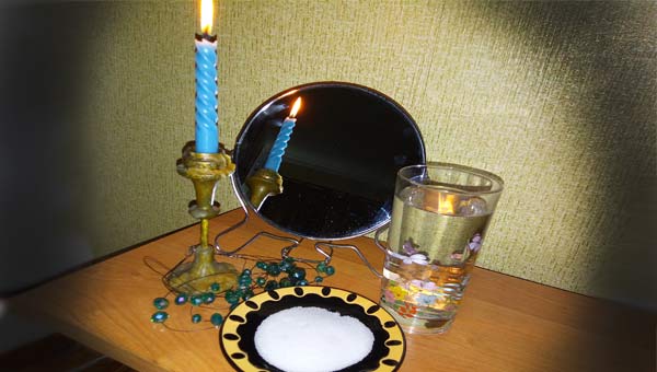 гадание с зеркалом и свечой