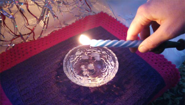 капаем свечой в блюдце с водой