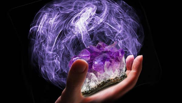 фиолетовый шар энергии в руке