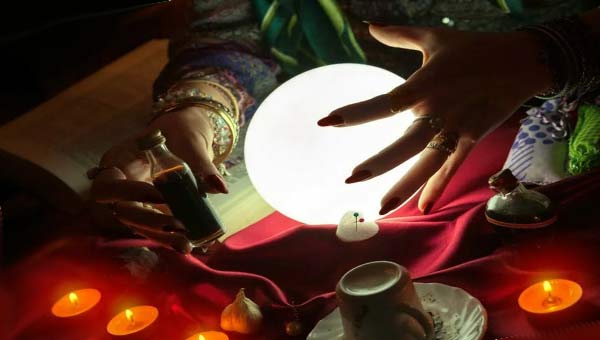 гадалка с хрустальным шаром