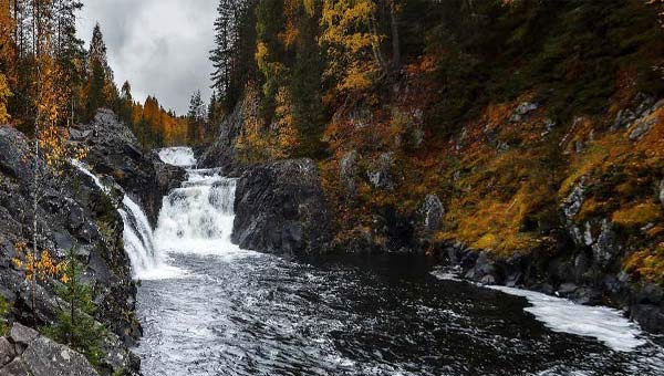 живописный водопад