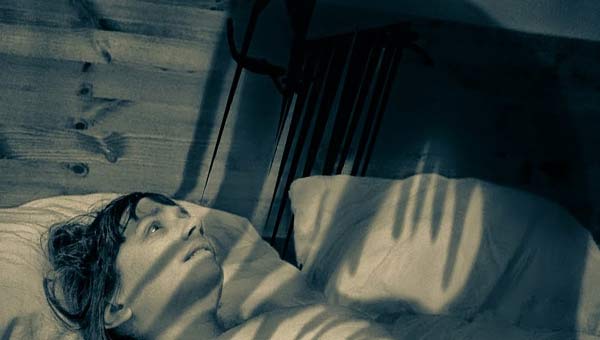 черная тень над девушкой в постели