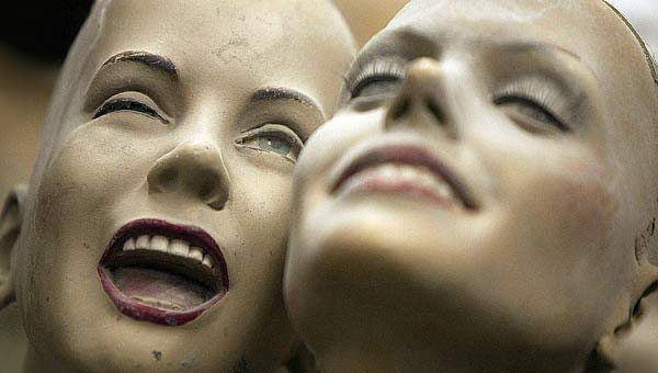 искаженные лица манекенов