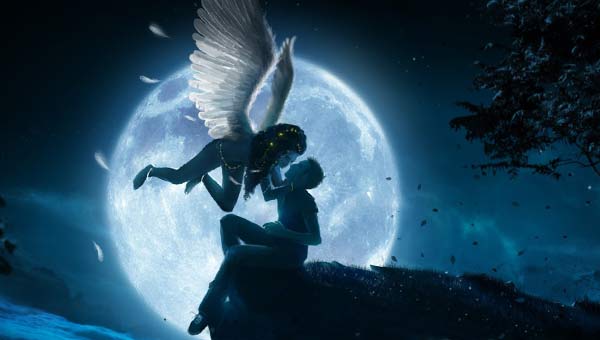 ангел на фоне луны