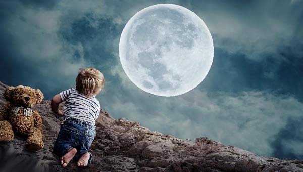 ребенок, мишка и луна