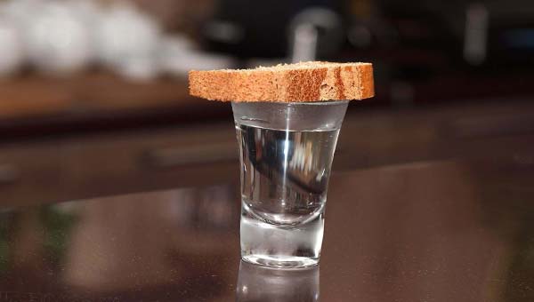 стакан водки и хлеб, поминки