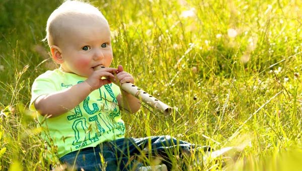 младенец с дудочкой