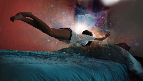 парящая девушка над кроватью