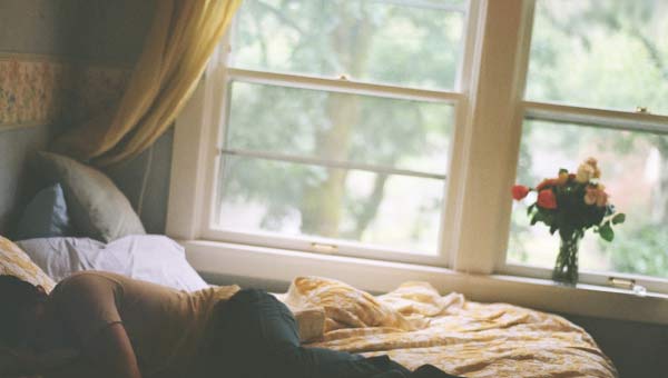 сон на рассвете у окна