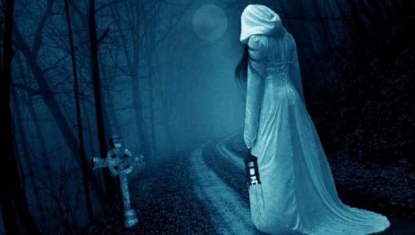 фигура в белом в ночном лесу