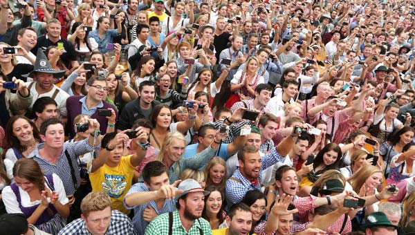 большая толпа людей