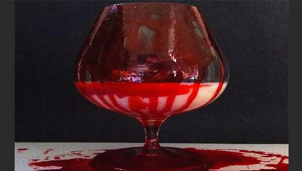 бокал с кровью