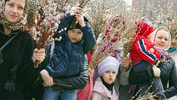 люди с ветками вербы