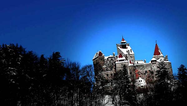 замок Дракулы ночью