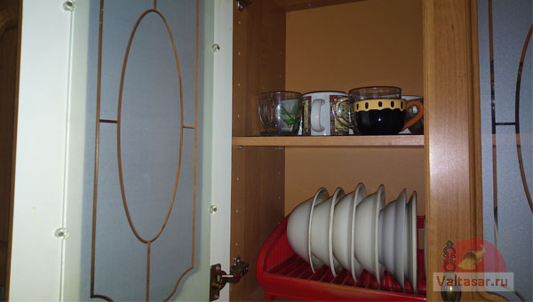 посуда в шкафу