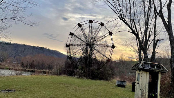 колесо обозрения в заброшенном парке