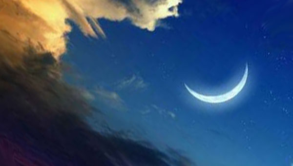 молодой месяц в небе