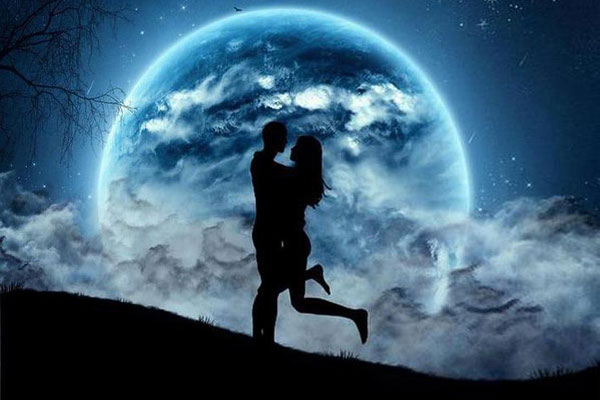 пара на фоне луны