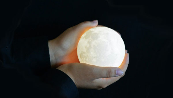 луна в ладонях