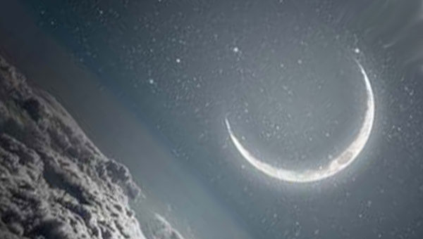 месяц в небе